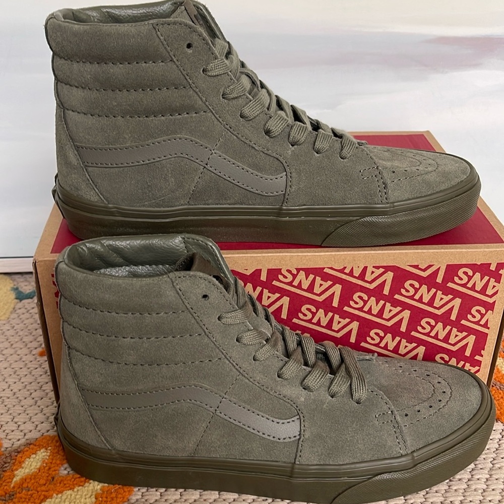 Vans Men’s Sk8-Hi
Mono Suede Olive
VN000CP9OLV
SNEAKERS - Picture 2 of 16